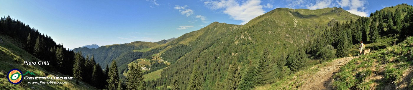 16 Salita sul sent. 124A prima in abetaia e poi sui pascoli con vista verso la regione del San Marco.jpg